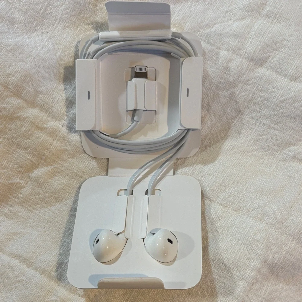Apple White Wired EarPods with Lightning Connector